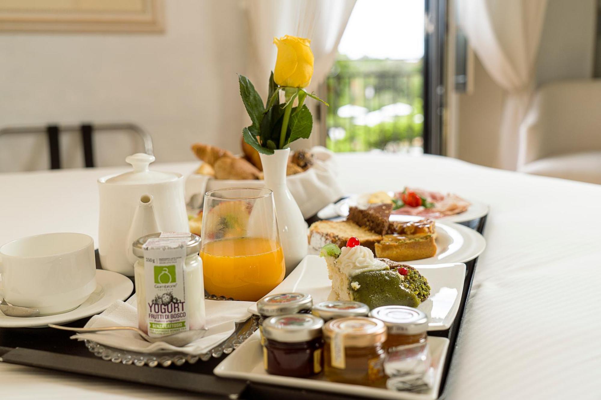 Villa Athena Resort Agrigento Dış mekan fotoğraf A breakfast tray