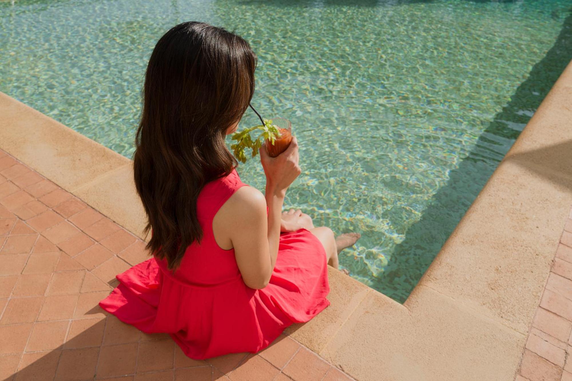 Villa Athena Resort Agrigento Dış mekan fotoğraf A woman sitting by a pool