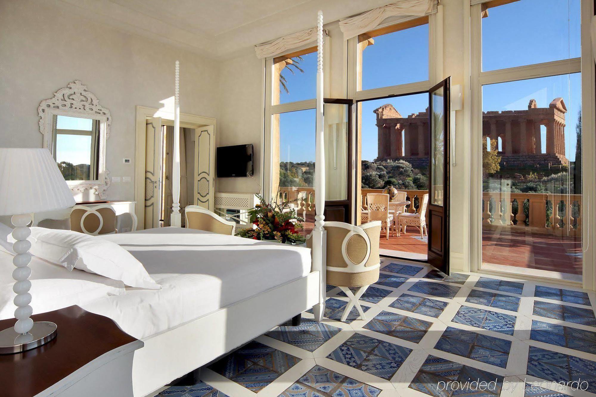 Villa Athena Resort Agrigento Dış mekan fotoğraf A room at the Hotel Excelsior